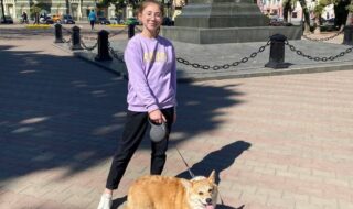 Jente med hund i en ukrainsk by