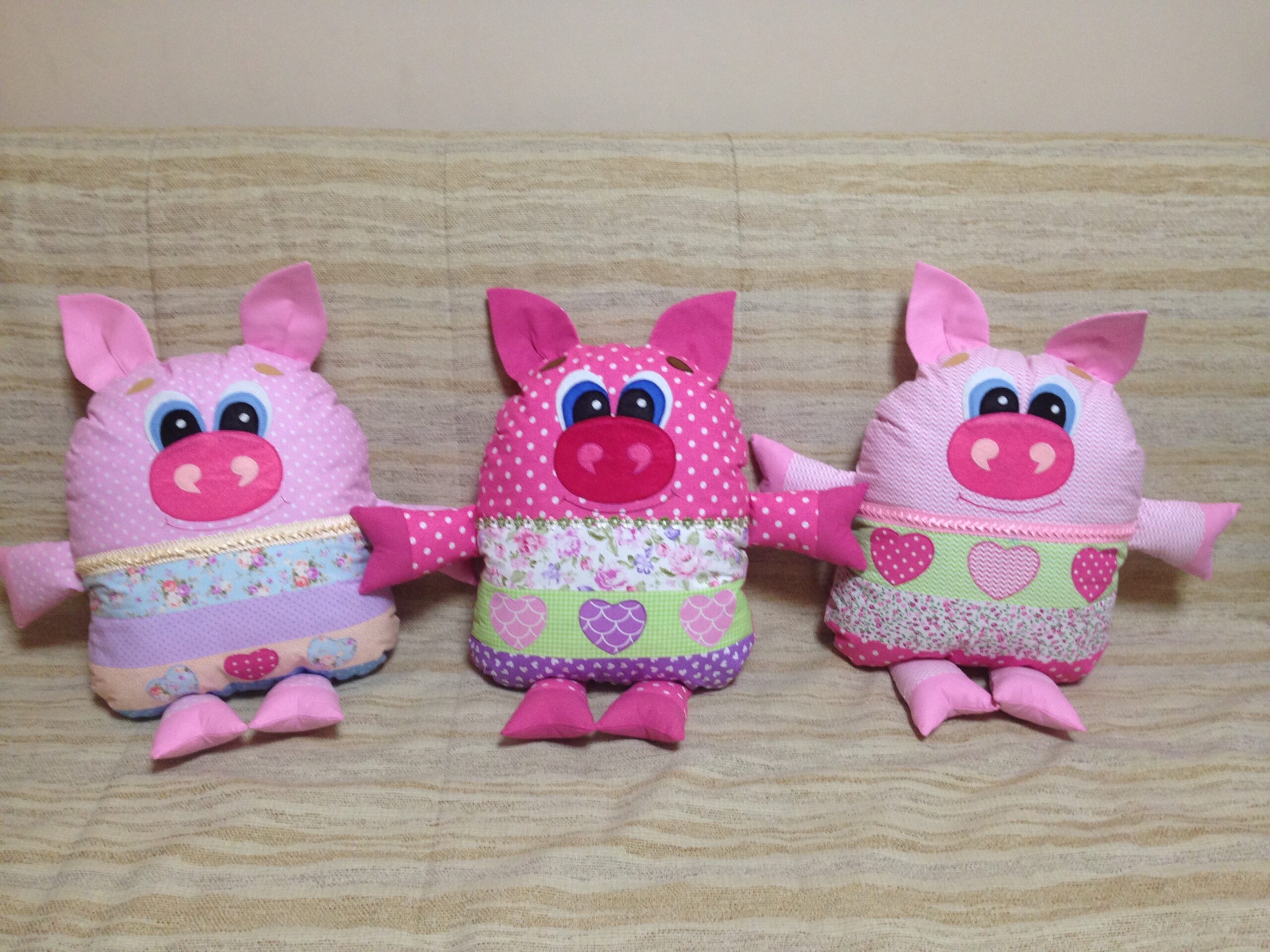 Tre rosa griser, pynteputer for barn, laget i lappeteknikk