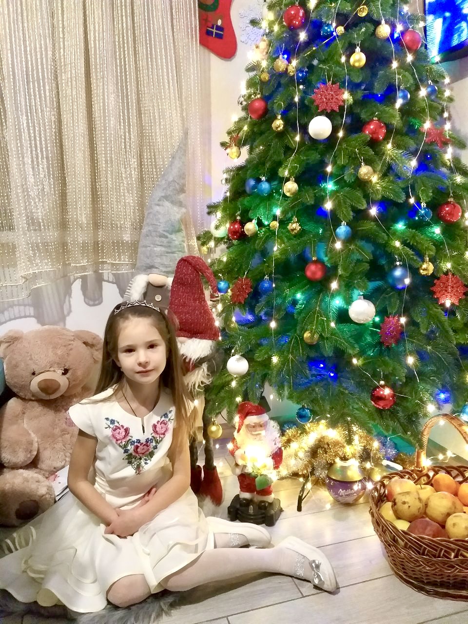 Julefeiring i Ukraina og Veronica med hvit kjole med roser på