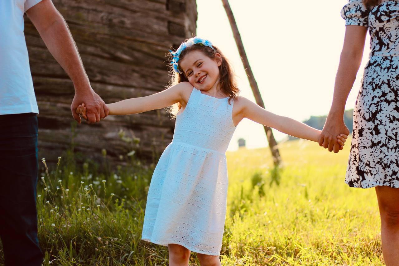 Lykkelig Maria med mamma Viktoriia og pappa i Ukraina