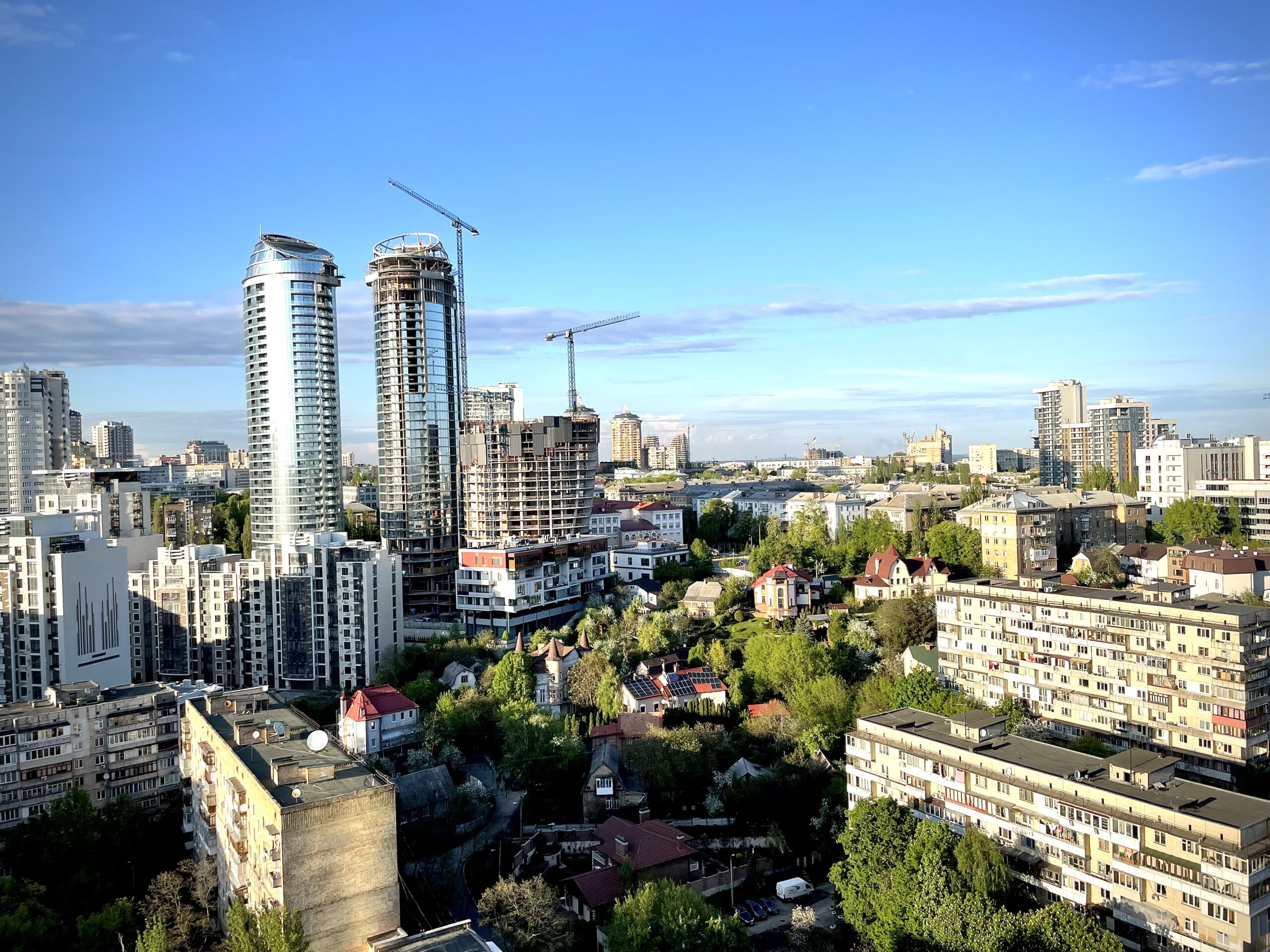 Oversiktsbilde over storby, Kyiv i Ukraina, med skyskrapere 