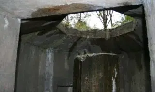 Fra landforsvarslinjen ved Møvik fort. På betongsokkelen var det en gang montert en bombekaster. Foto: Vest-Agder-museet.