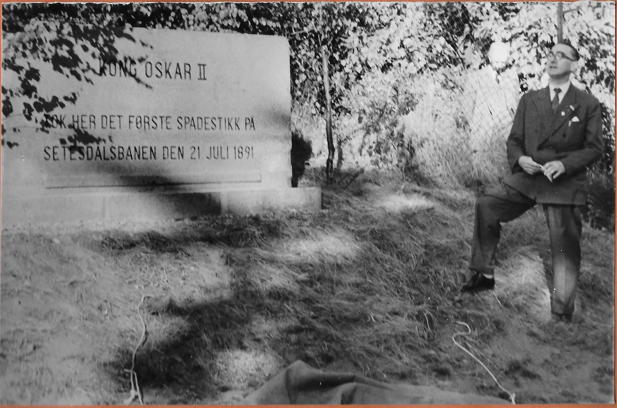 Avdukingen av minnesteinen for det første spadestikk for Setesdalsbanen. Dette var den lokale markeringen av at jernbanen i Norge var 100 år.