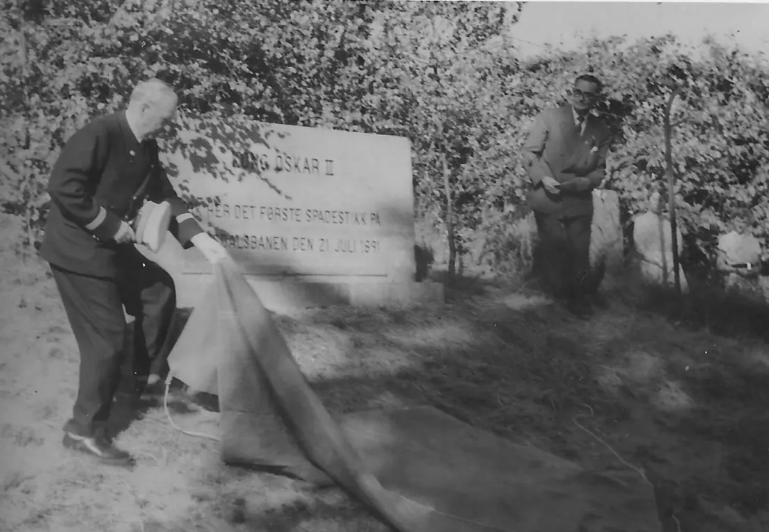 NSB sitt jubileum i 1954. Lokalt ble spadestikket for Setesdalsbanen fra 1891 markert ved at en minnestein ble satt opp i Kongeskjæringen, tett ved jernbanelinjen ca 1 km nord for jernbanestasjonen i Kristiansand. Det var her i området kong Oscar II foretok det første spadestikk 21. juli 1891.