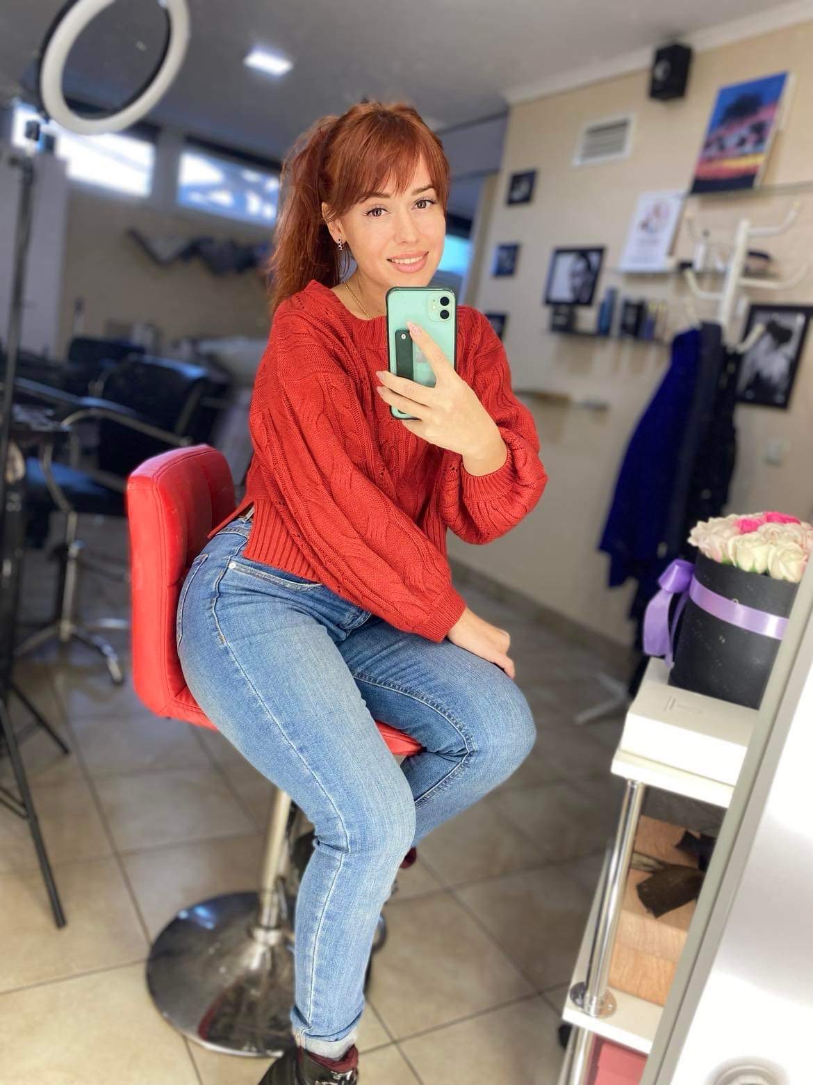 Oksana Myroshnychenko i sin egen frisørsaling tar en selfie