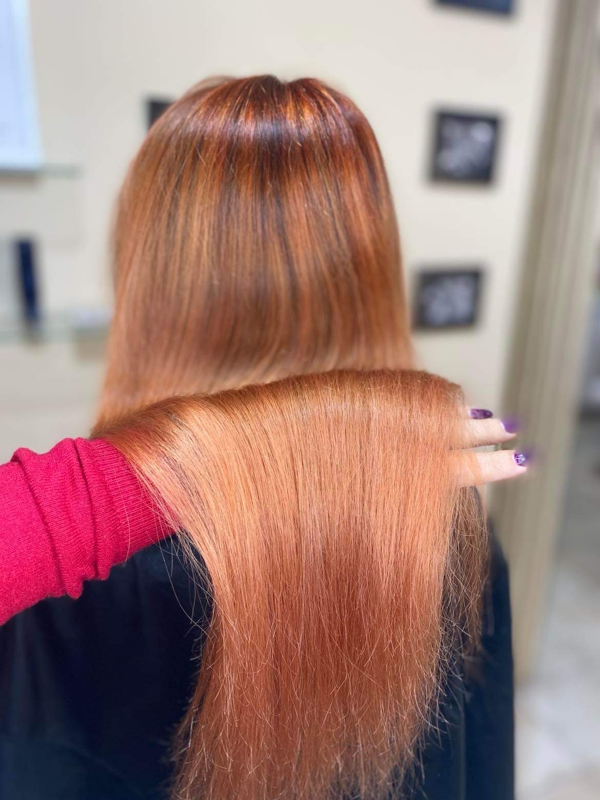 Bildet viser et bakhode med langt, rødt hår som skal klippes på frisørsalong