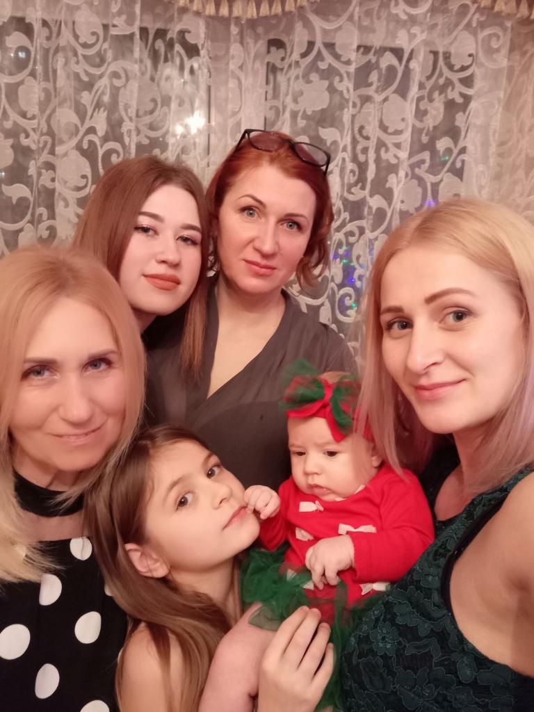 Familiebilde fra Ukraina, kvinner og barn