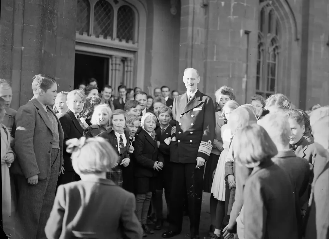 Kong Haakon foretok den offisielle åpningen av den norske kostskolen i 1942. Foto: Riksarkivet.