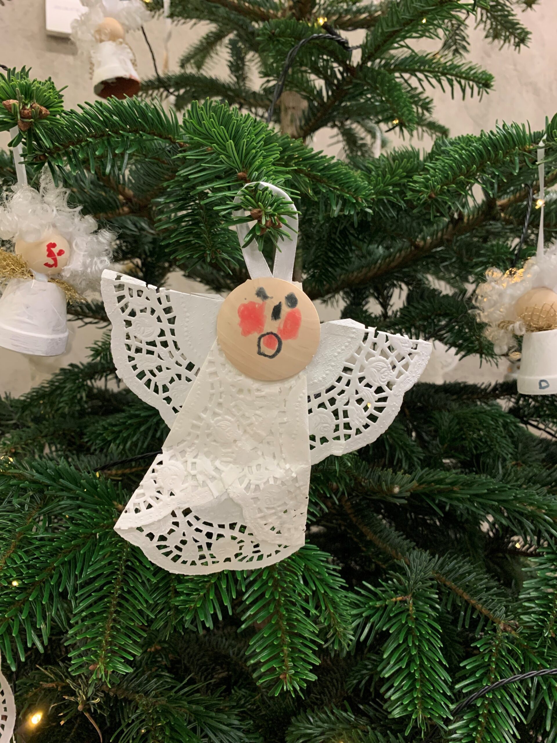 Detaljfoto av en engel på juletreet pyntet av Slettheia familiebarnehage