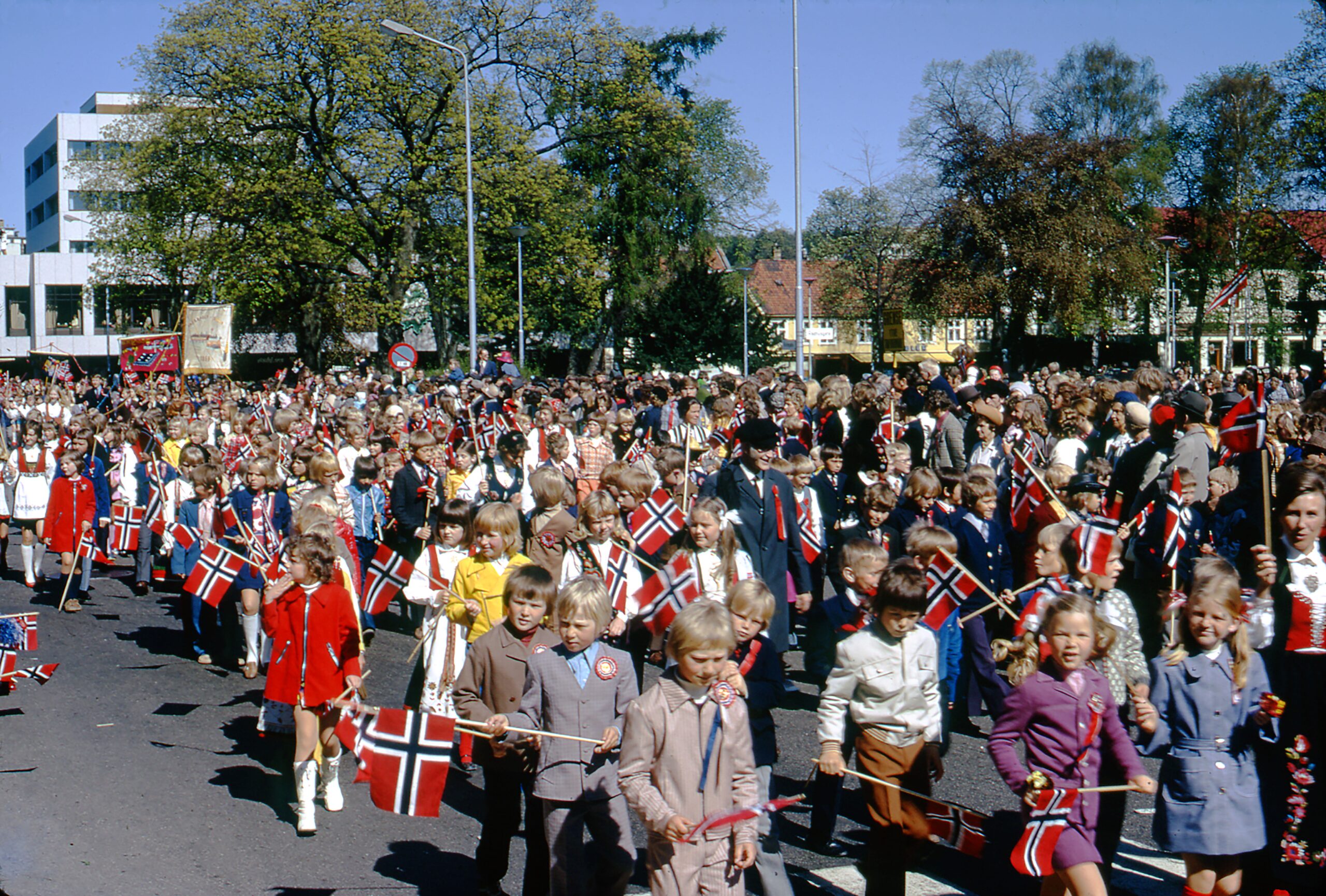 En mengde pyntede barn vaier med flagg. Det er barnetoget på 17. mai i Kristiansand 1973.