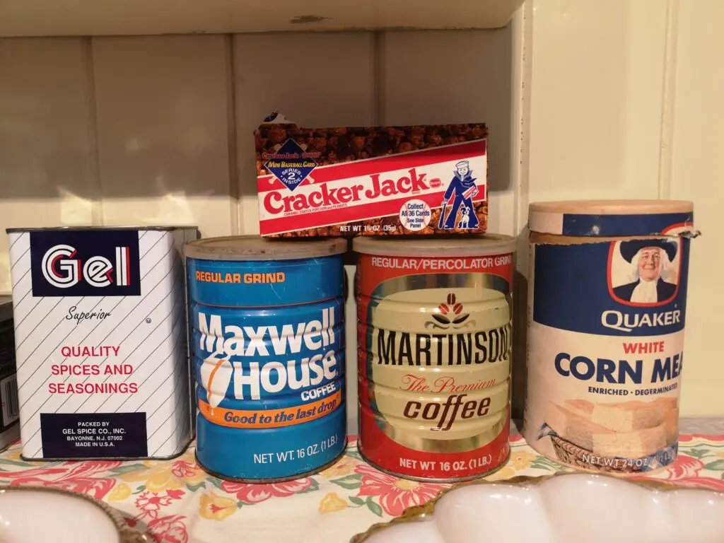 Gjenstander fra utstillingen Med Junaiten i trunken.