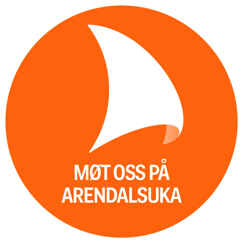 Logoen til Arendalsuka. Oransje med et hvitt seil på og påskriften: Møt oss på Arendalsuka