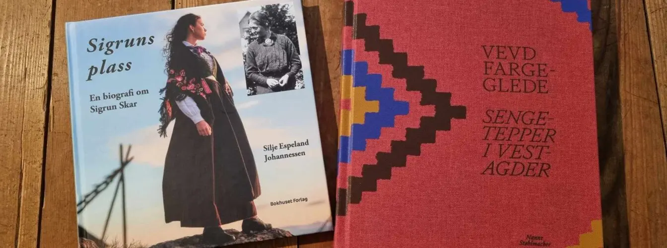 Bildet viser to bøker. Sigruns plass og Vevd fargeglede