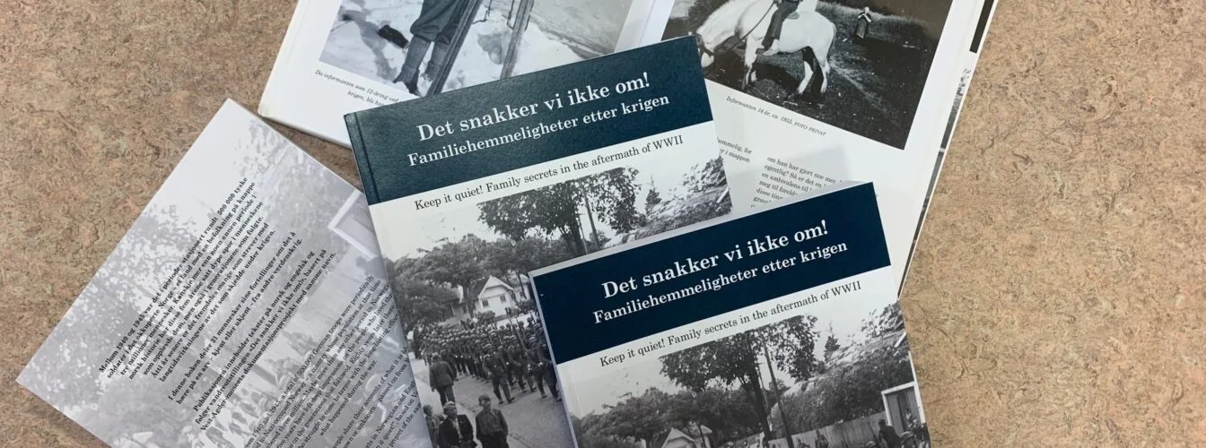 Fire bøker med tittelen Det snakker vi ikke om! i en haug. Tre er lukket, en er oppslått
