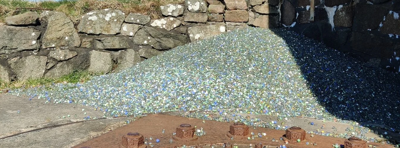 EN MILLION KLINKEKULER - Et kunstprosjekt for fred av Alfred Vaagsvold på Nordberg fort.