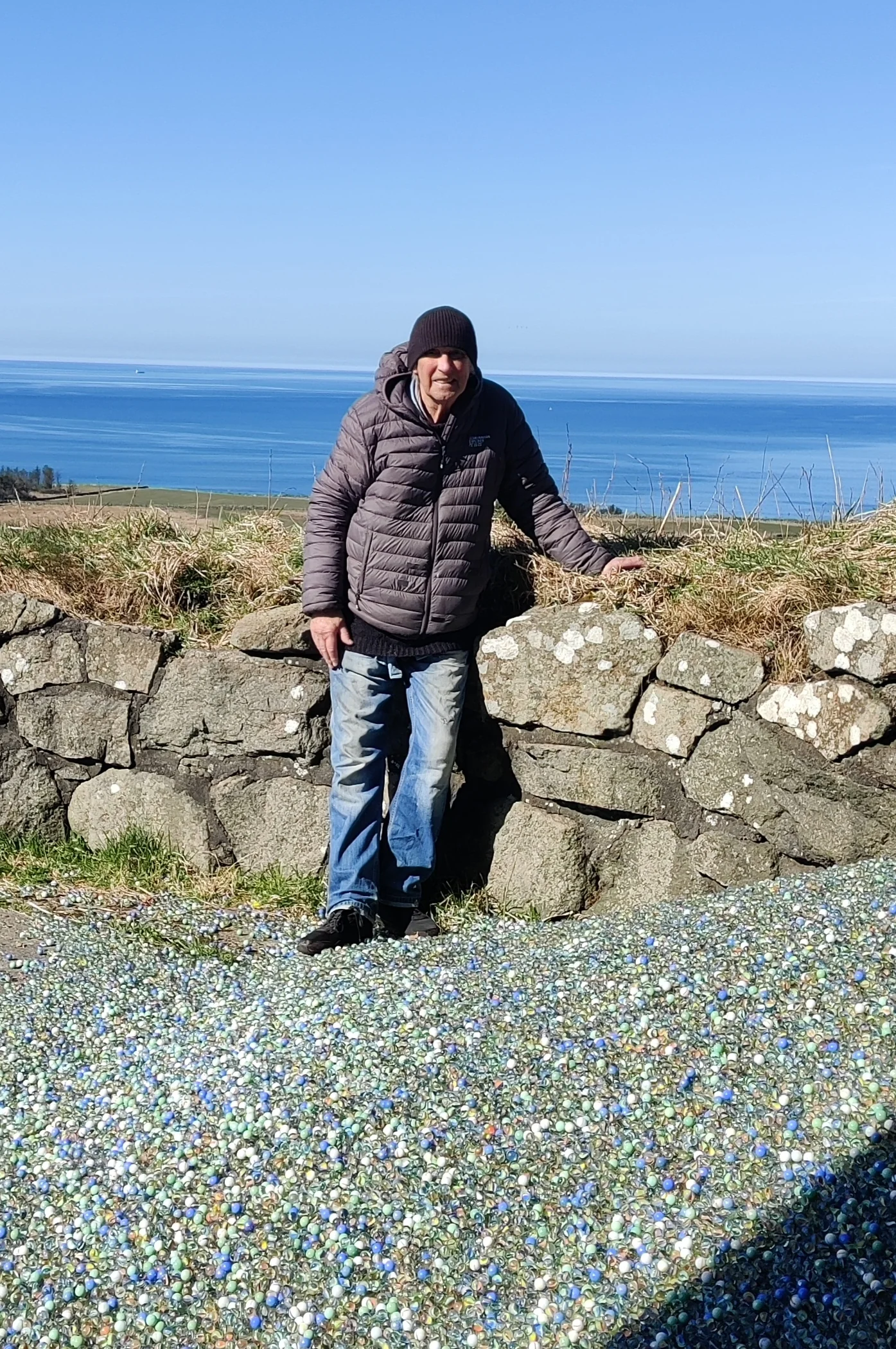EN MILLION KLINKEKULER - Et kunstprosjekt for fred av Alfred Vaagsvold på Nordberg fort.