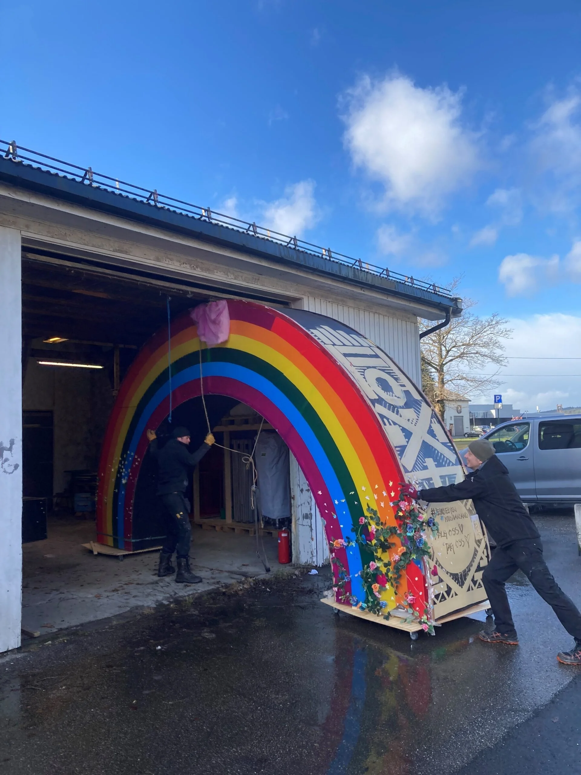 Kunstinstallasjonen «Regnbuebyen» flyttes til magasinet til Vest-Agder-museet.