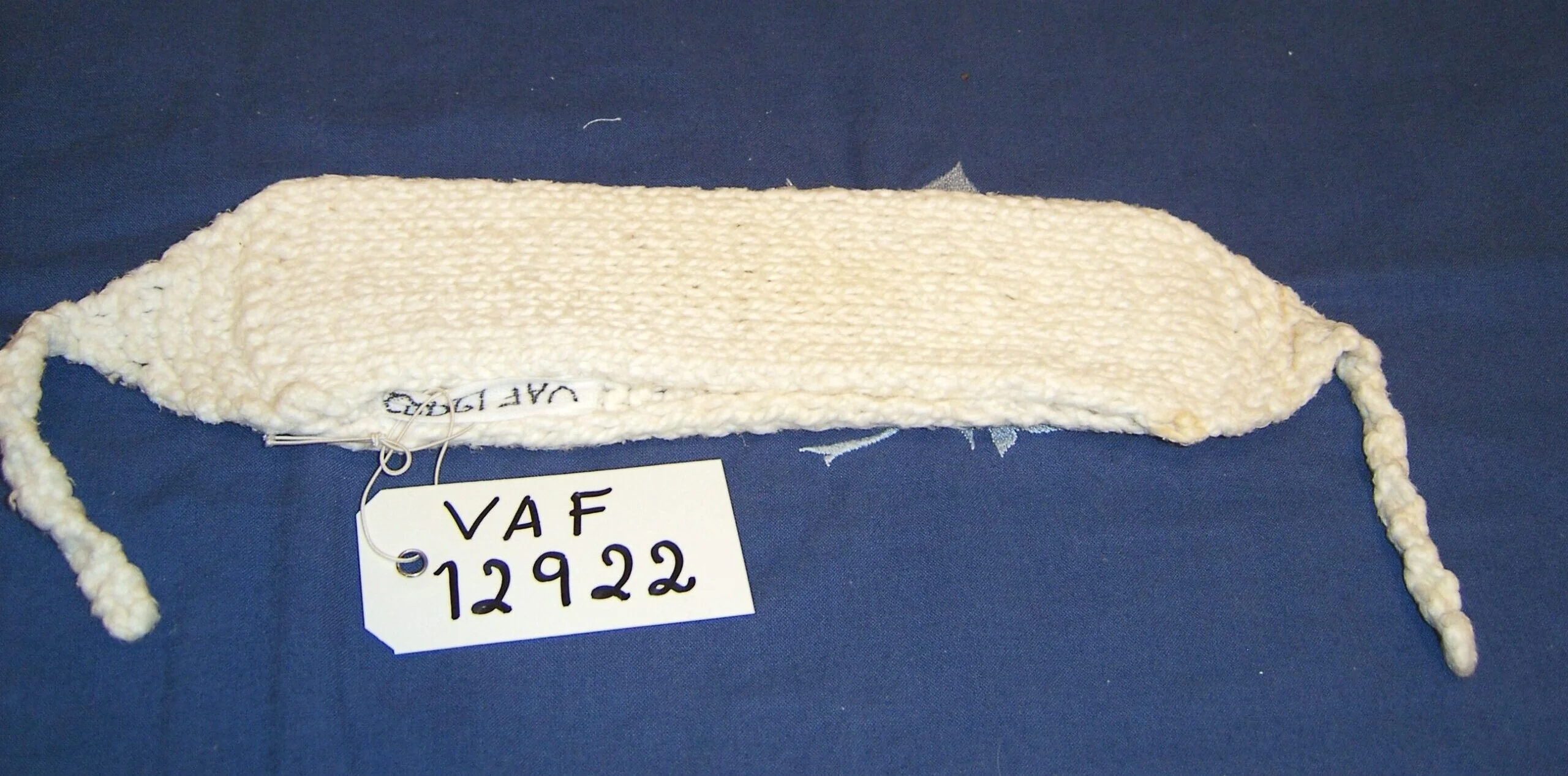 Et håndstrikket og heklet bind.