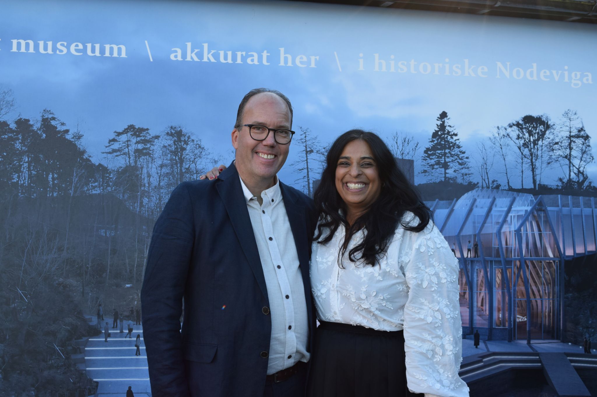 Direktør Vest-Agder-museet John Olsen og kultur-og likestillingsminister Lubna Jaffery. Foto Vest-Agder-museet.
