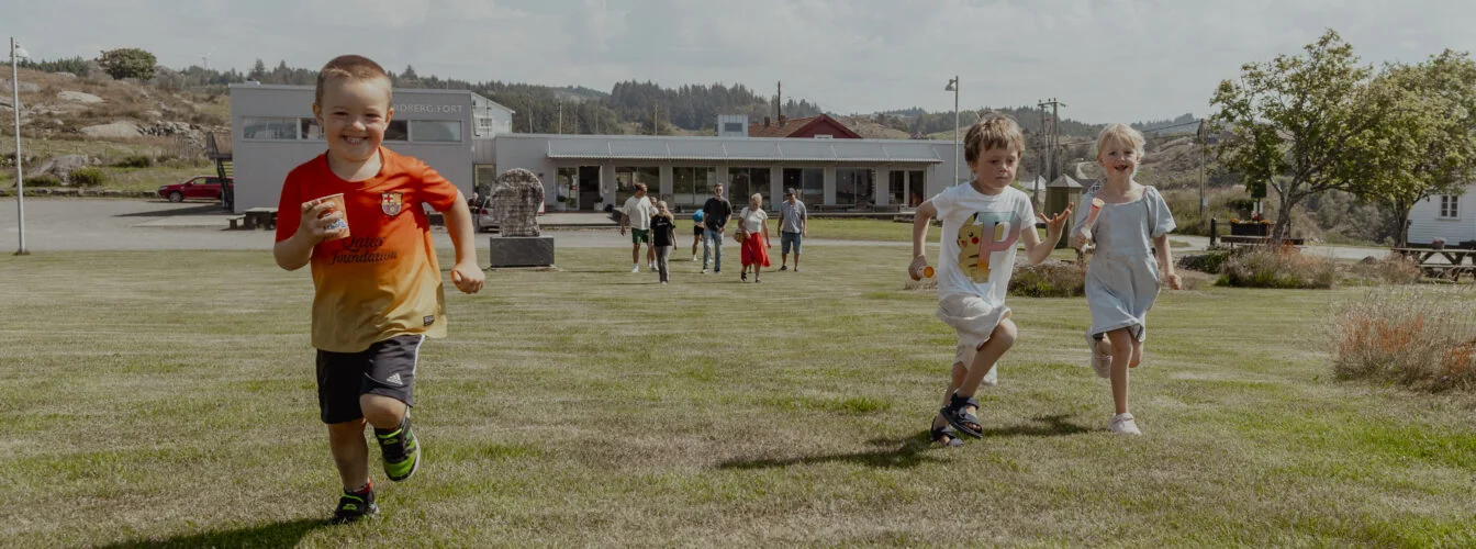 Barn løper foran Nordberg fort - Lista museum.