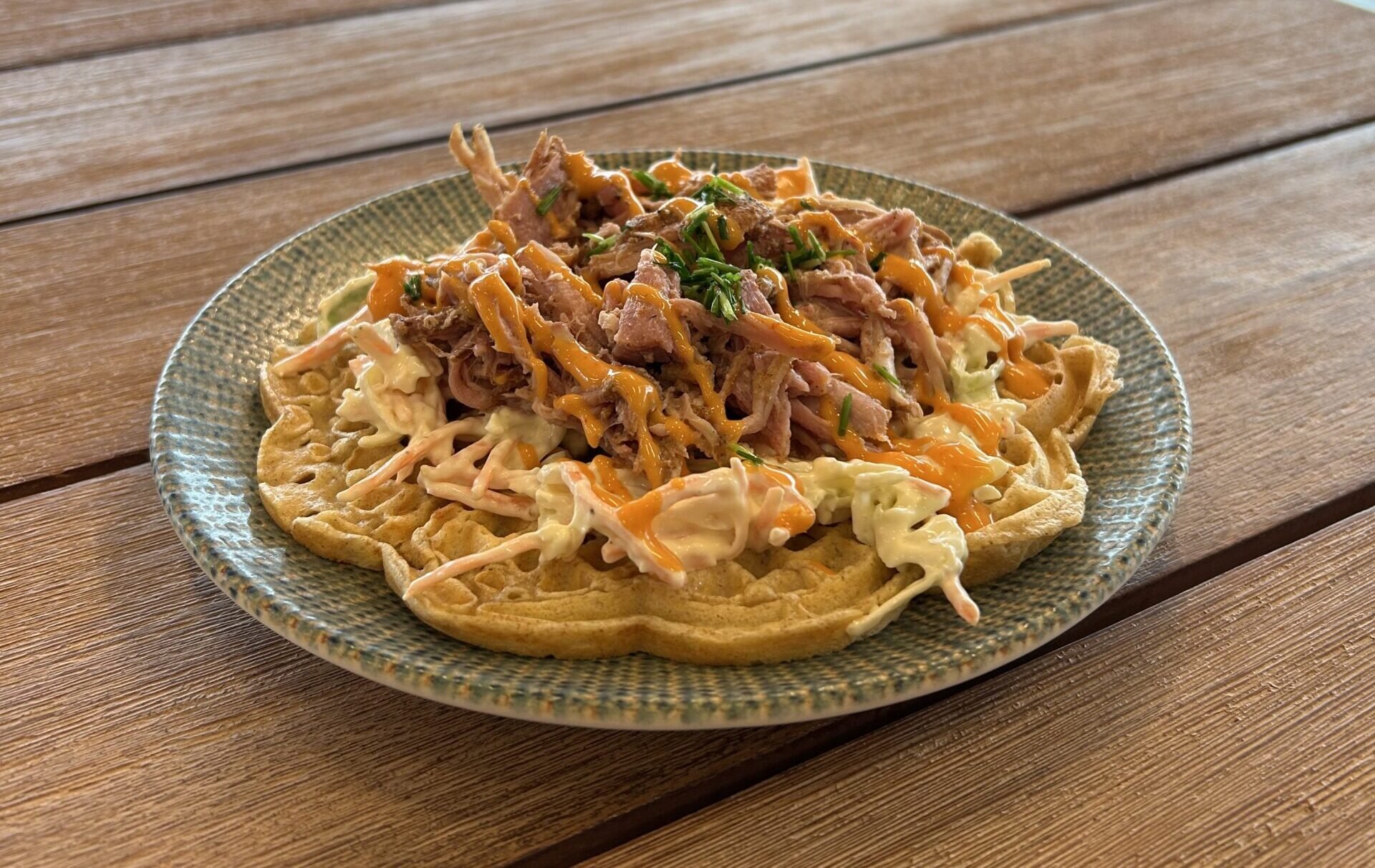 Grov vaffel med pulled pork.