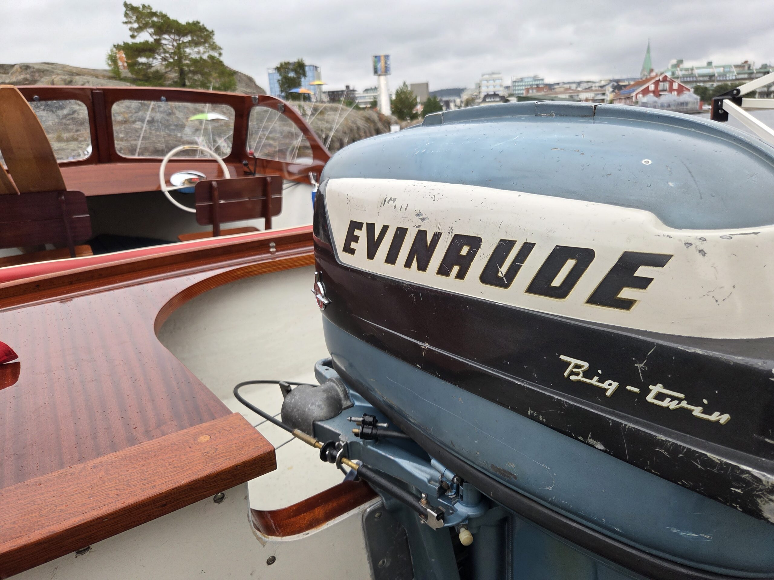 Herwa 15 De Luxe med en 1956 Evinrude Big Twin.