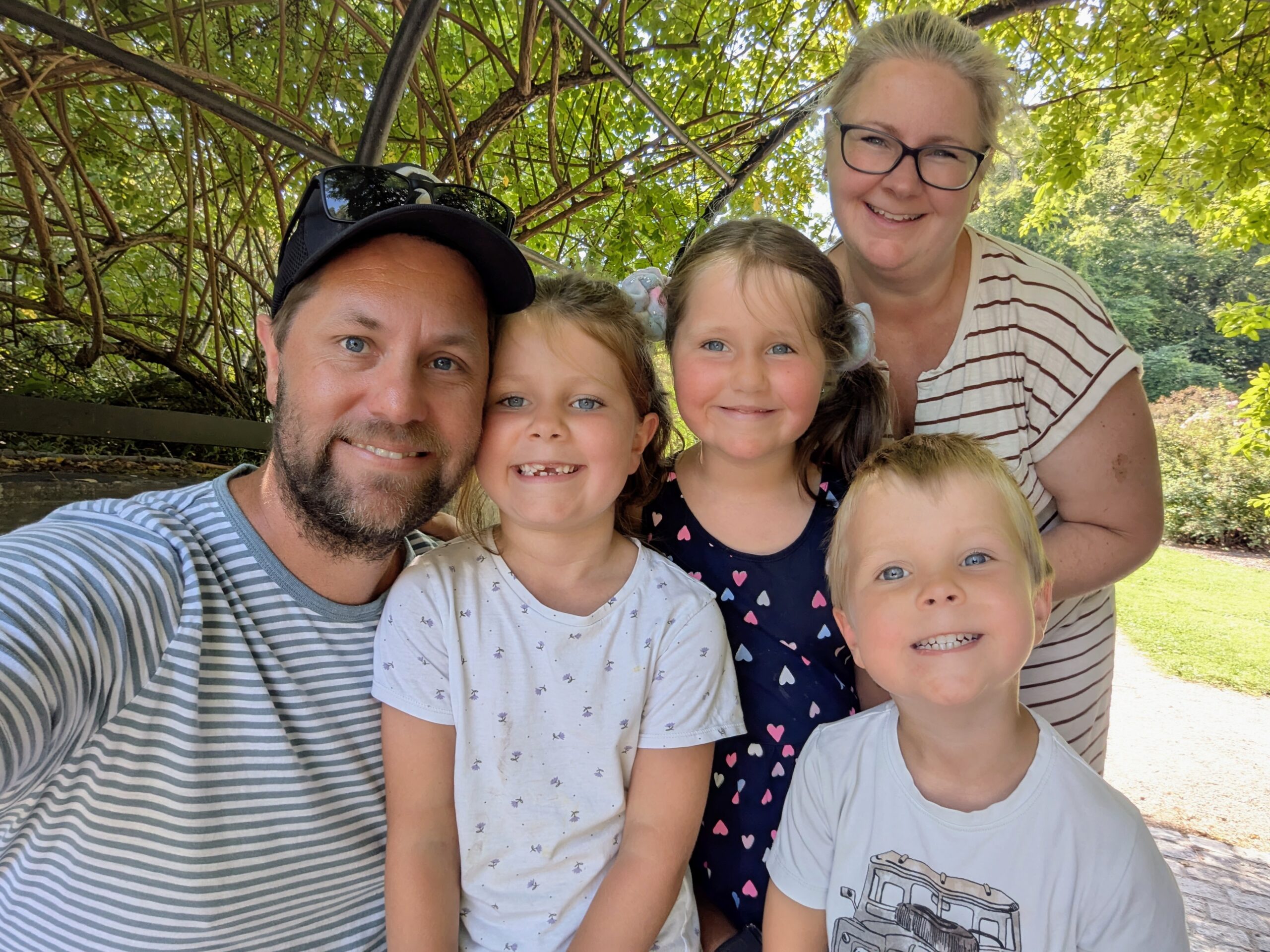 Sarah (8), Amalie (6) og Jacob (4 år) har sammen med pappa Alexander og mamma Bodhild vært på lokal museumsturné i sommer.