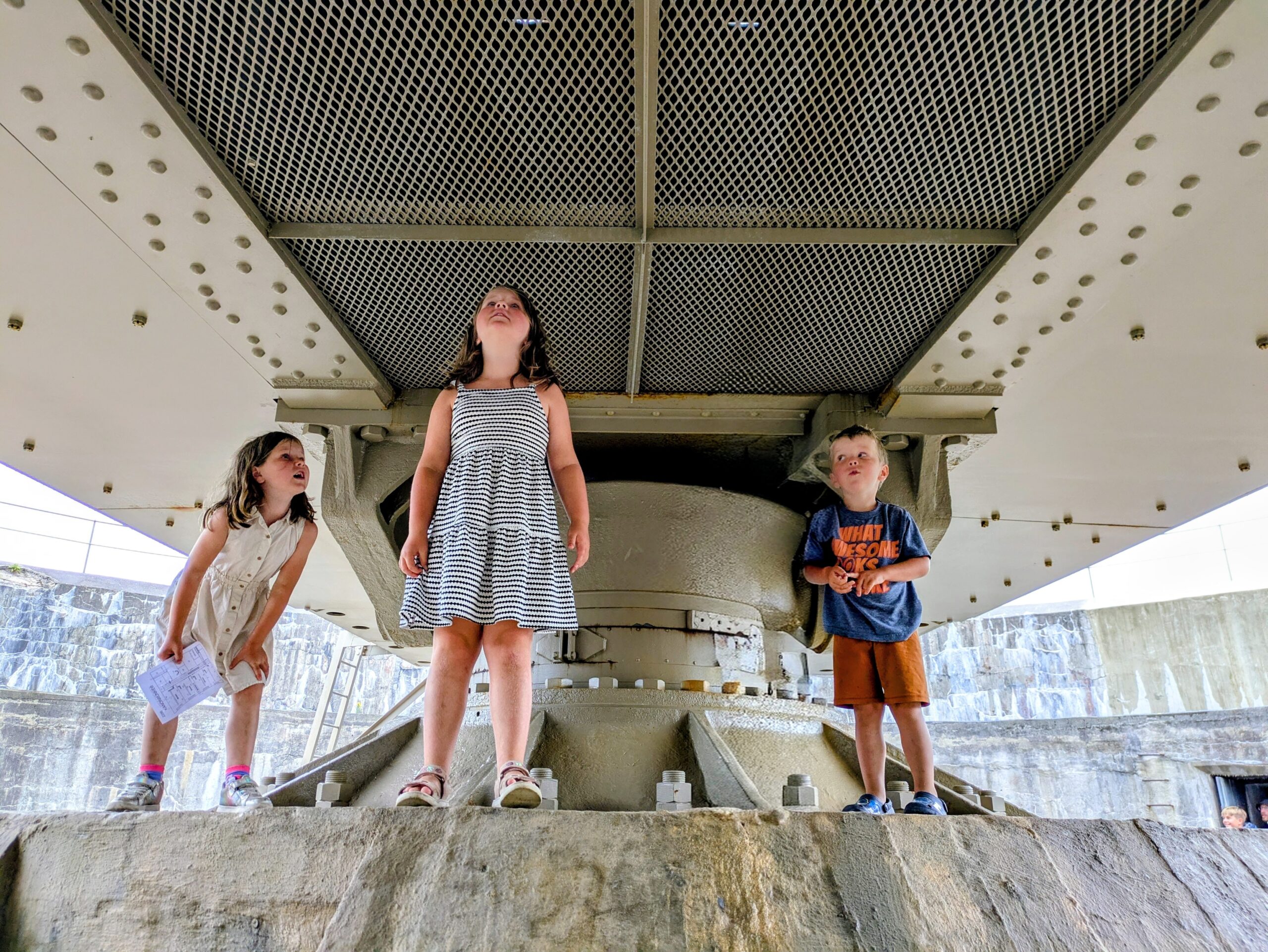 Sarah, Amalie og Jacob står under verdens nest største kanon på land.