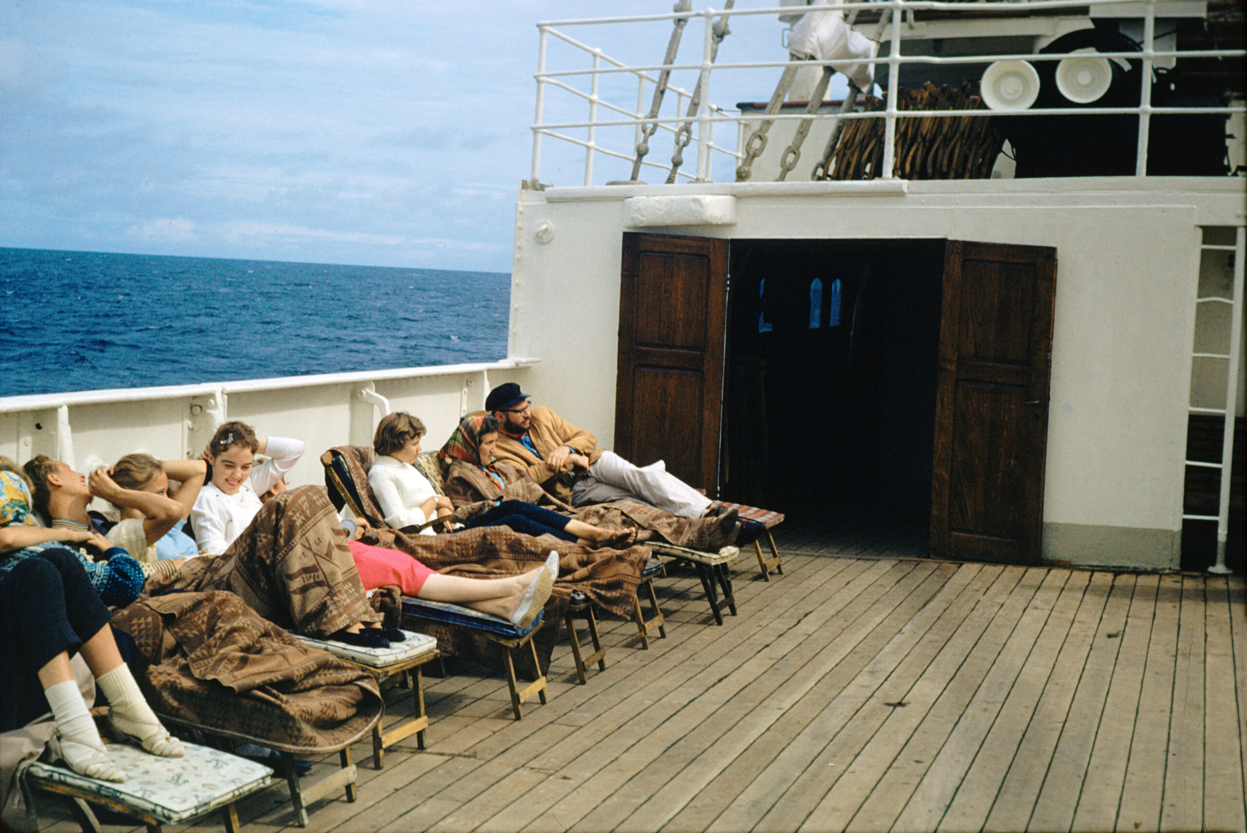Passasjerer koser seg på dekk på Amarikabåten. Foto Olav Hellerdal.