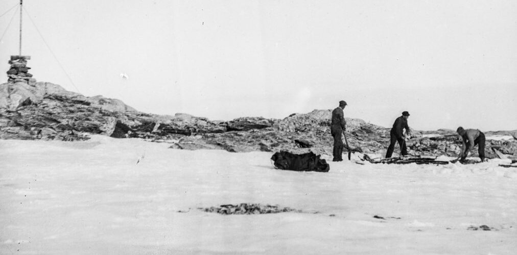 Funnet av Andree ekspedisjonen 1930. Svenskenes siste leirsted ble oppdaget på Svalbards østligste øy, Kvitøya, 33 år etter at de forsvant. Kilde: Aust-Agder museum og arkiv.