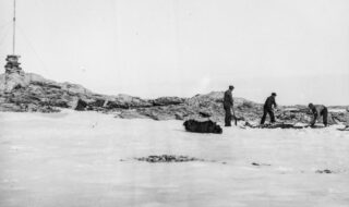 Funnet av Andree ekspedisjonen 1930. Svenskenes siste leirsted ble oppdaget på Svalbards østligste øy, Kvitøya, 33 år etter at de forsvant. Kilde: Aust-Agder museum og arkiv.