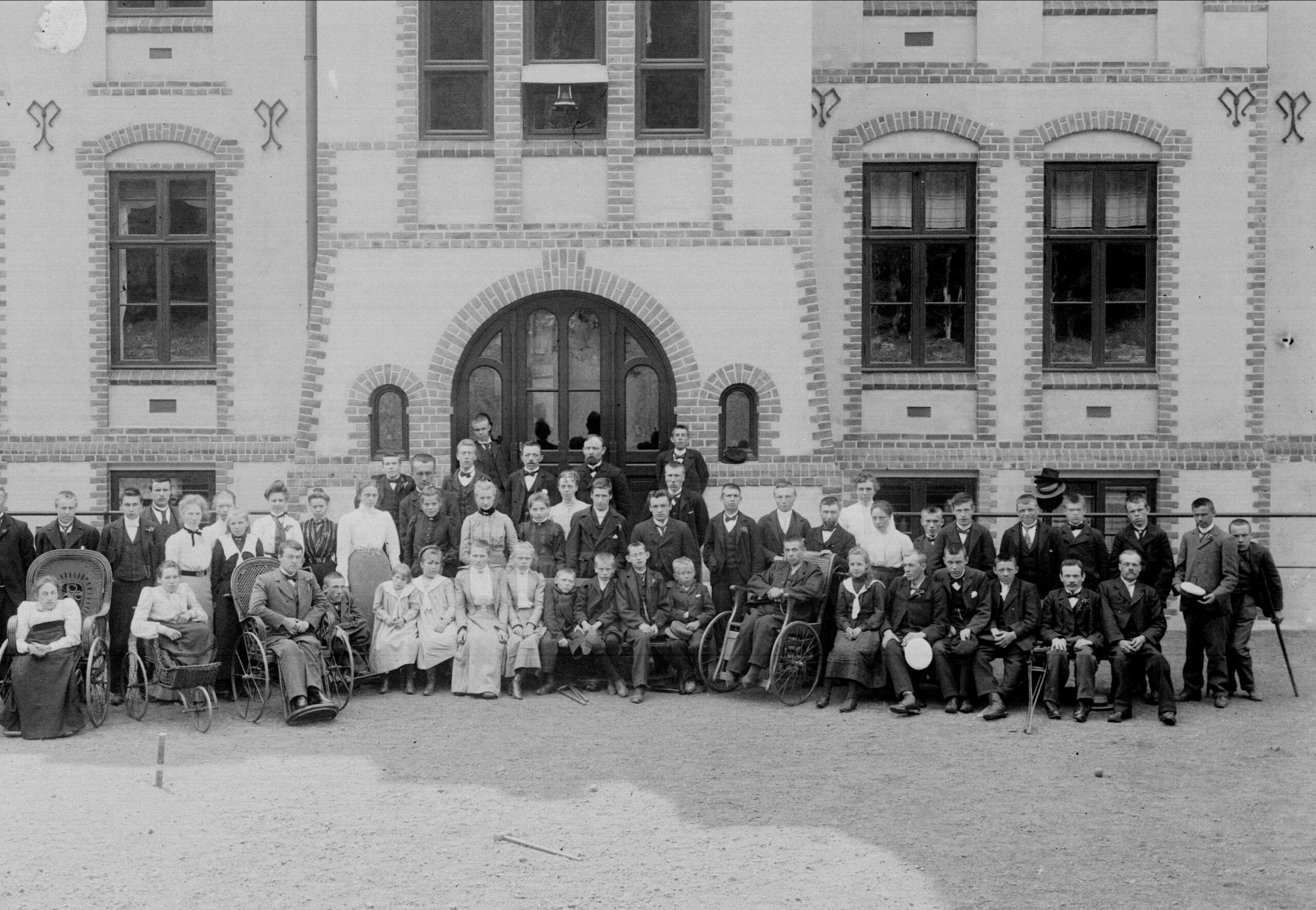 Elever og ansatte ved Sophies Minde – Arbeidsskole for Vanføre i Skådalen. Antatt fotografering mellom 1902–1908. Foto: Gustav Borgen/Norsk folkemuseum. Falt i det fri.