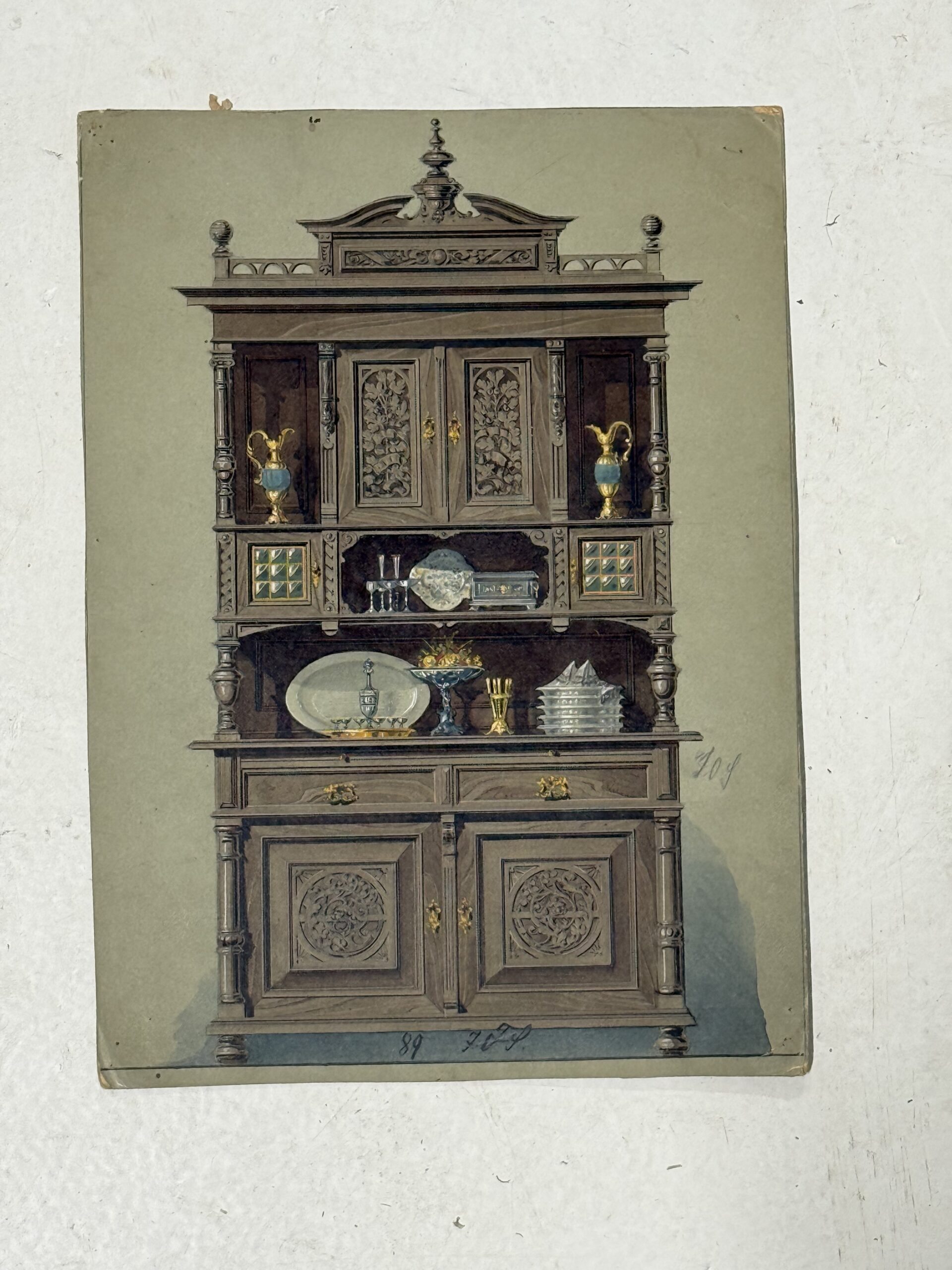 Fargelagt tegning av brunt anretningsskap med overbygg, rikt utskåret og dandert med fruktskål, fruktkniver og skåler på hylla. Merket med katalognummer 89