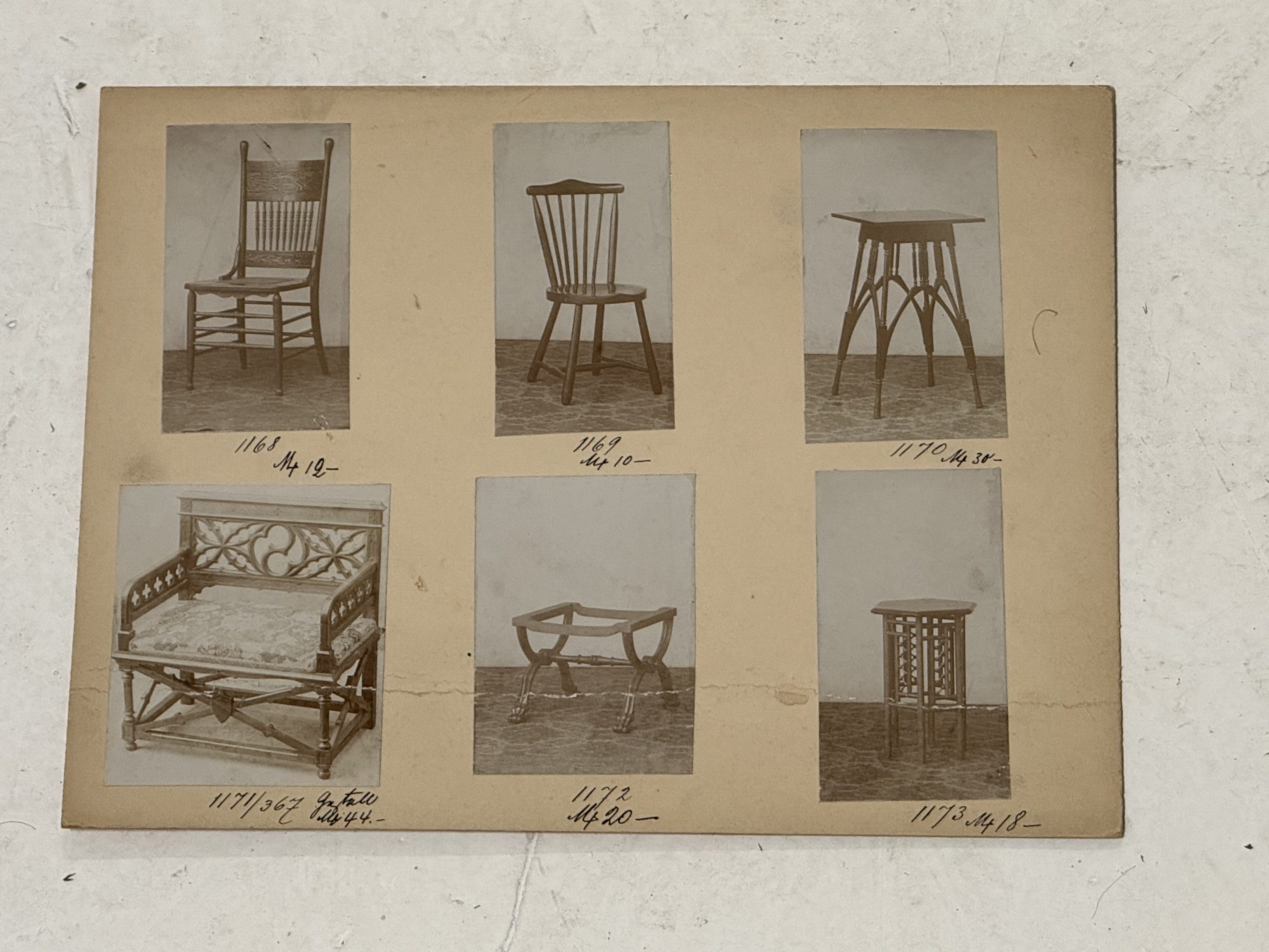 Katalogside med seks bilder av møbler: Fire stoler og to pidestaller, alle merket med nummer, påført med blyant