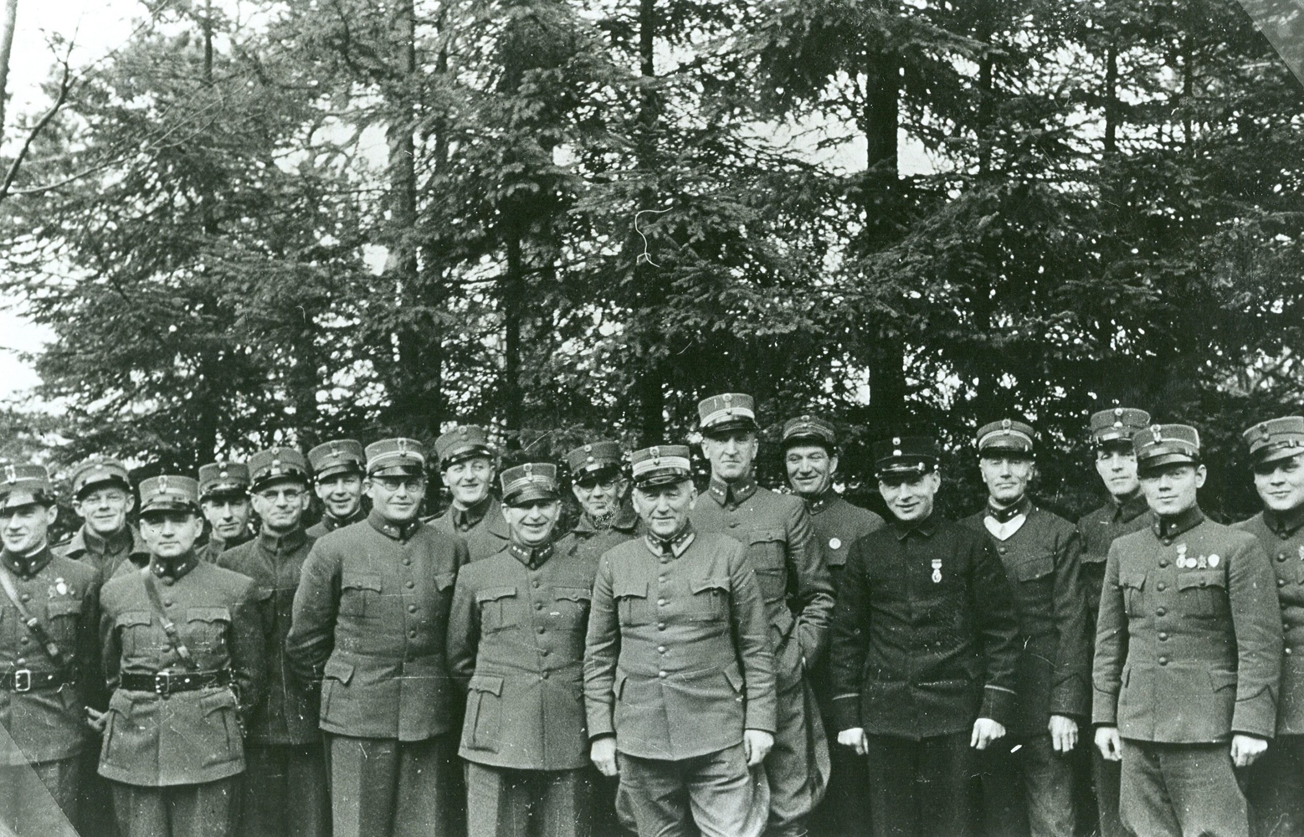 Kommandant på Kristiansand festning, oberstløytnant Ole Arnt Fosby, i midten, med offiserer og sersjanter. Odderøya, desember 1939. Foto Vest-Agder-museets arkiv.