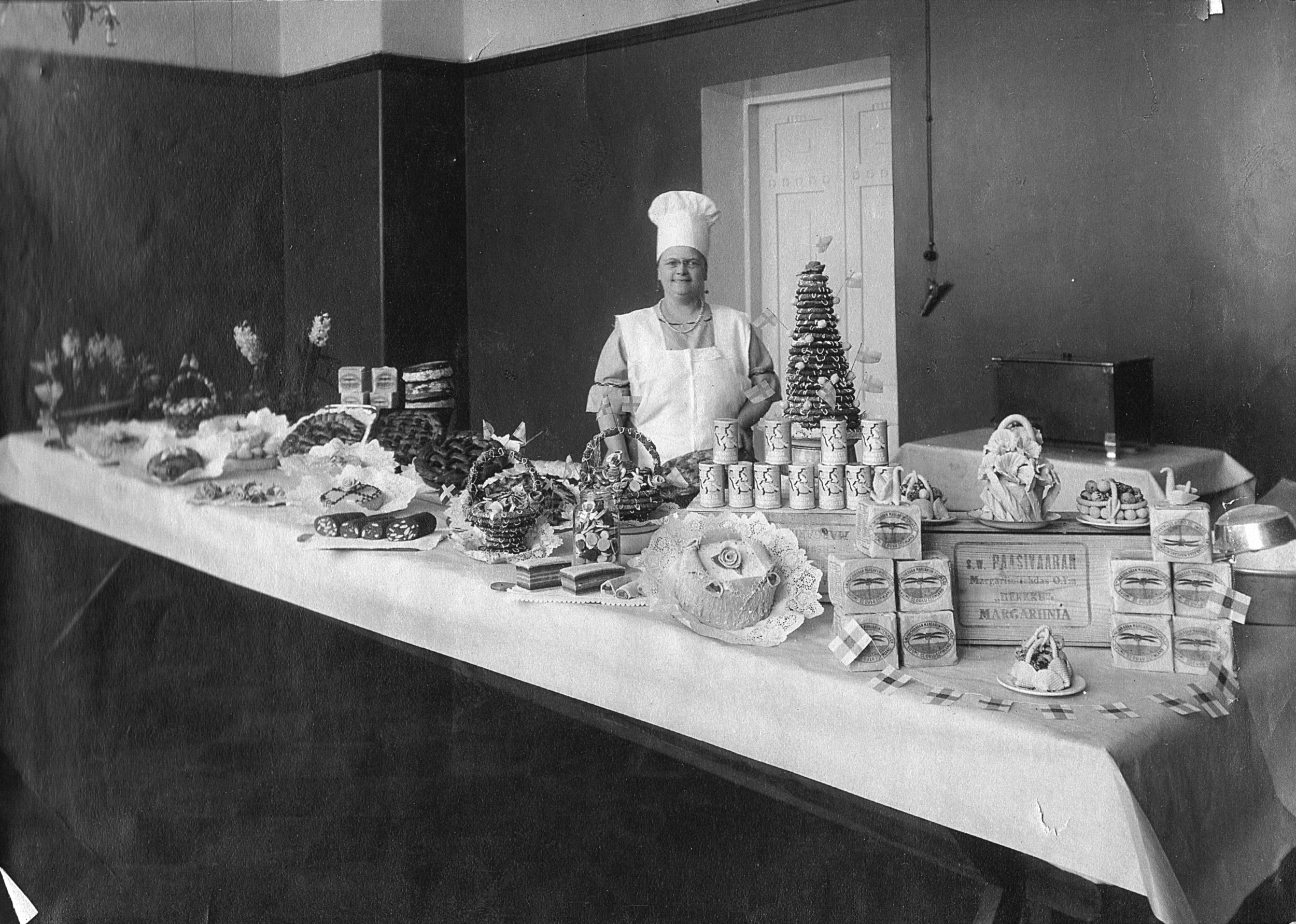 Paula Messel med sin utstilling under turné i Finland. Foto: Lindesnes bygdemuseum.