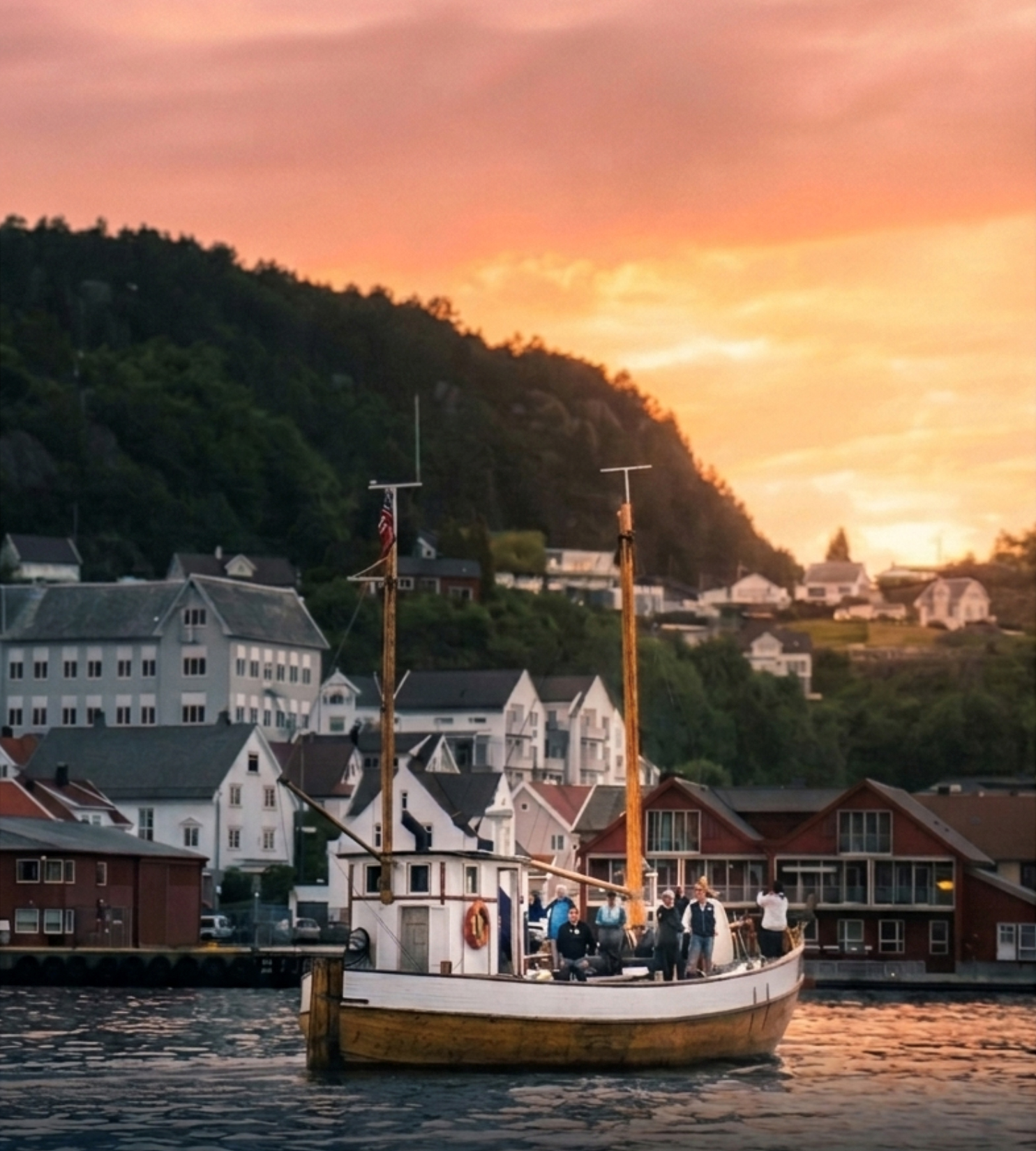 MS Solstrand i solnedgang.